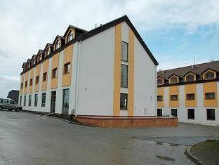 Hotel Chotol Horoměřice Buitenkant foto