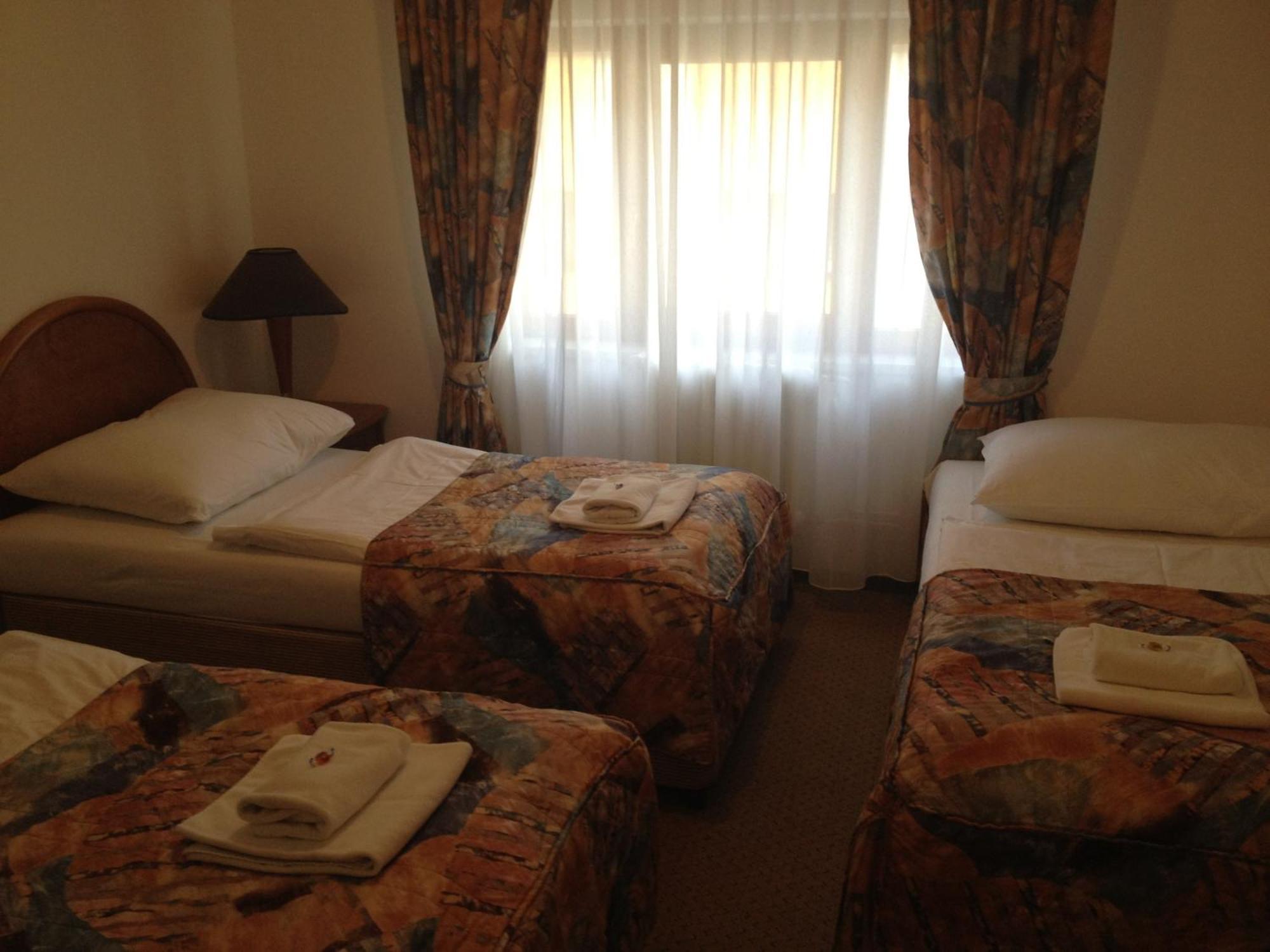 Hotel Chotol Horoměřice Buitenkant foto