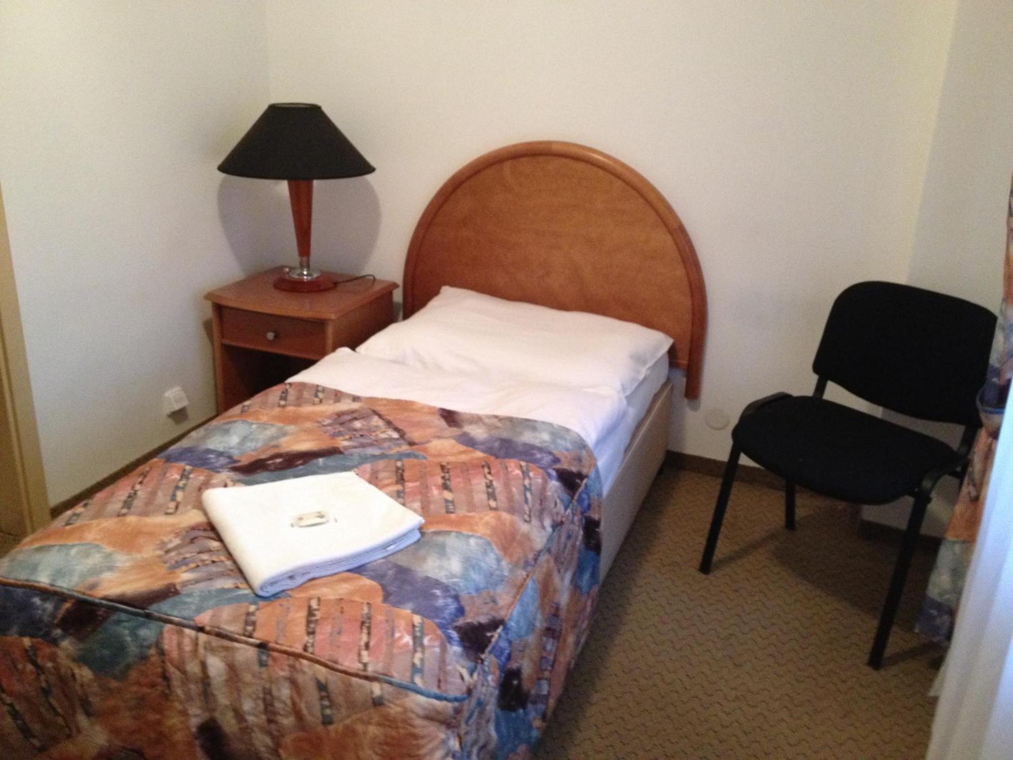 Hotel Chotol Horoměřice Buitenkant foto
