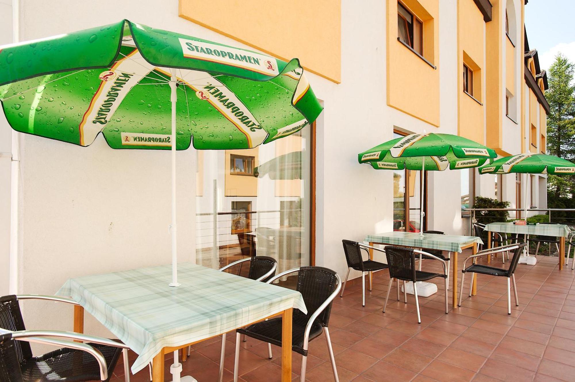 Hotel Chotol Horoměřice Buitenkant foto