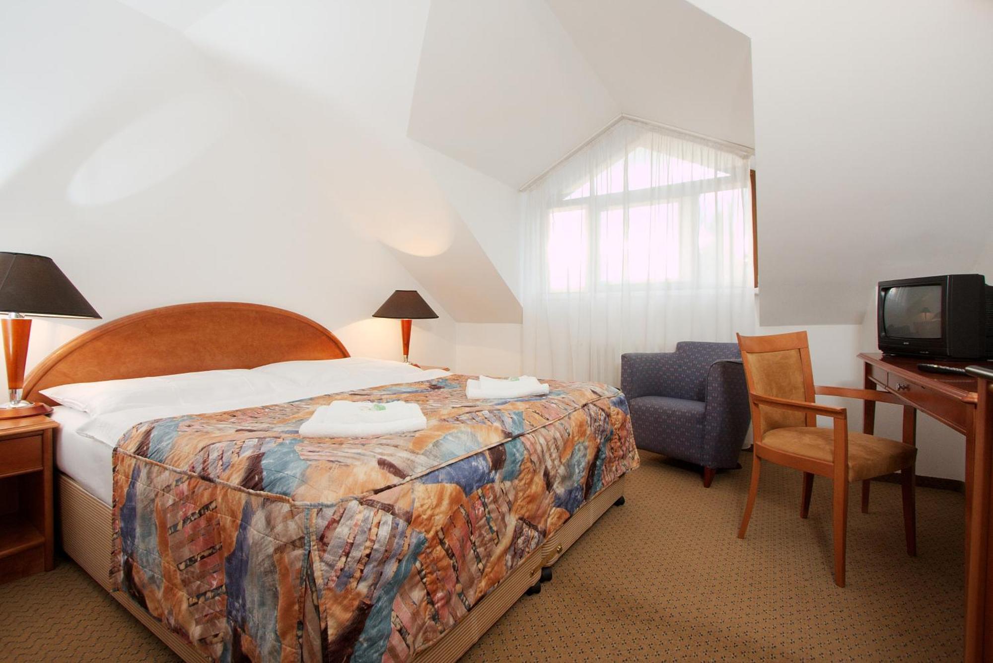 Hotel Chotol Horoměřice Buitenkant foto