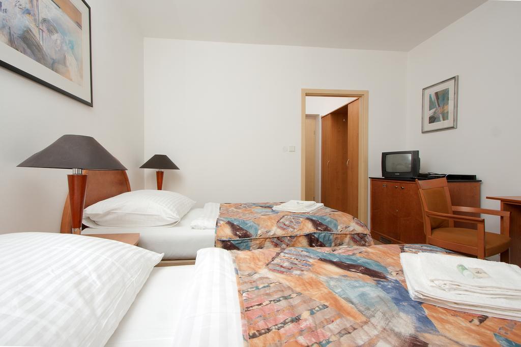 Hotel Chotol Horoměřice Kamer foto