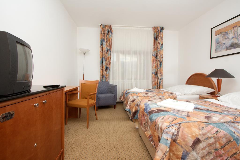 Hotel Chotol Horoměřice Kamer foto